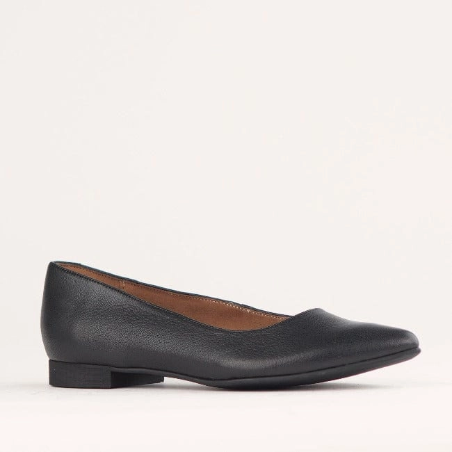 Pointy pump in black - 12713